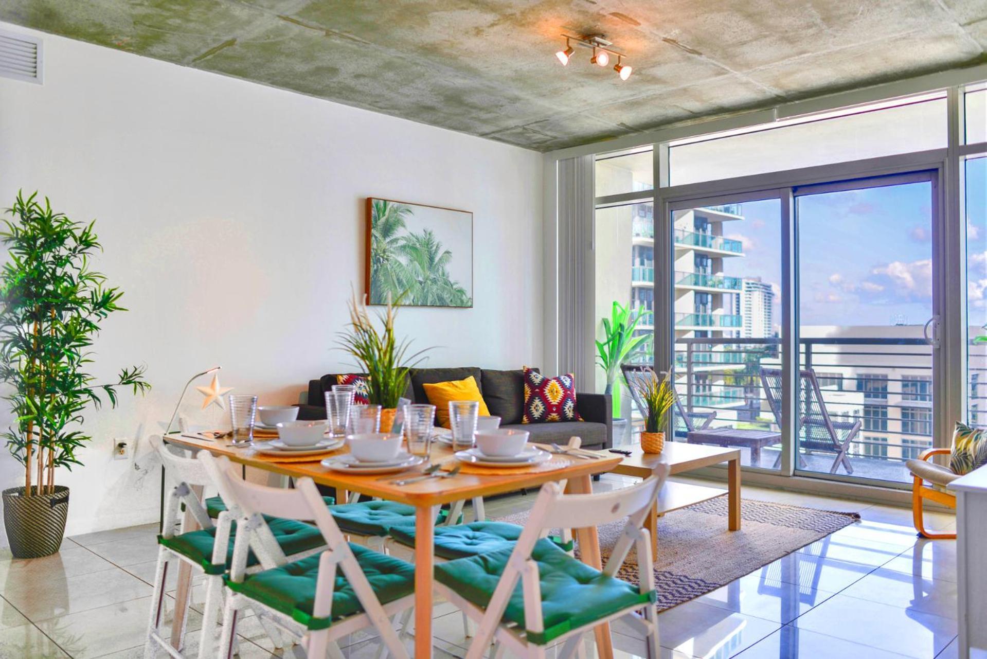 Apartamento Midblock - Views, Pool & Balcony! *