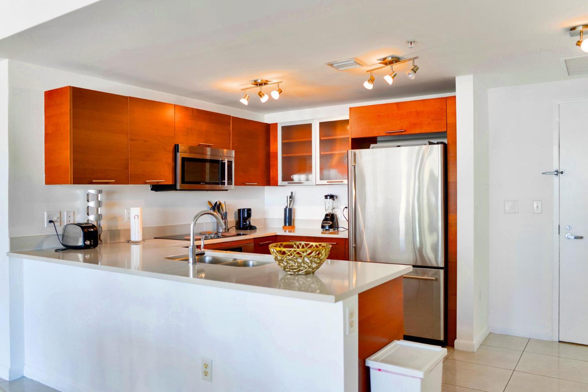 Midblock - Views, Pool & Balcony! Apartamento Miami