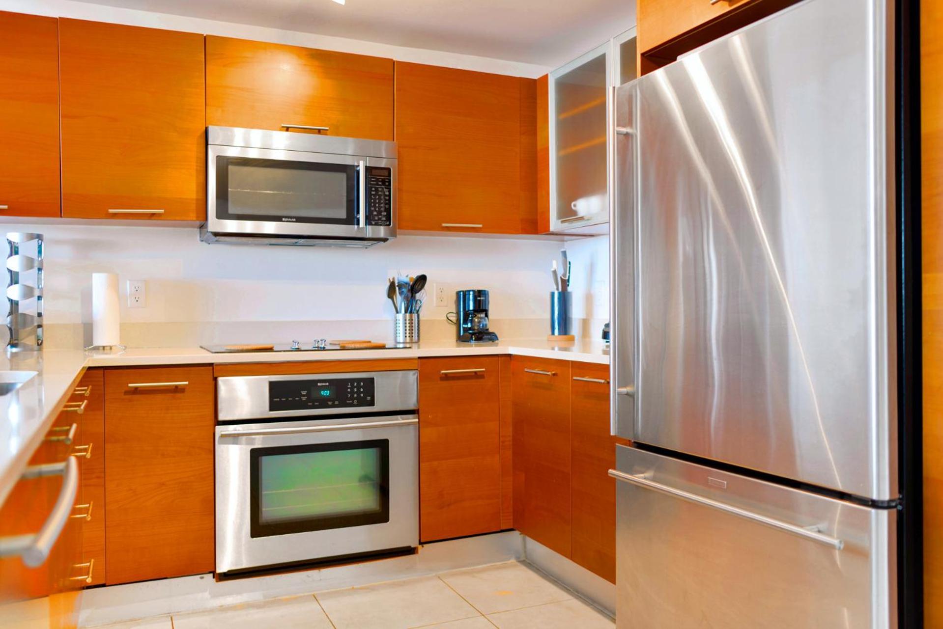 Midblock - Views, Pool & Balcony! Miami
