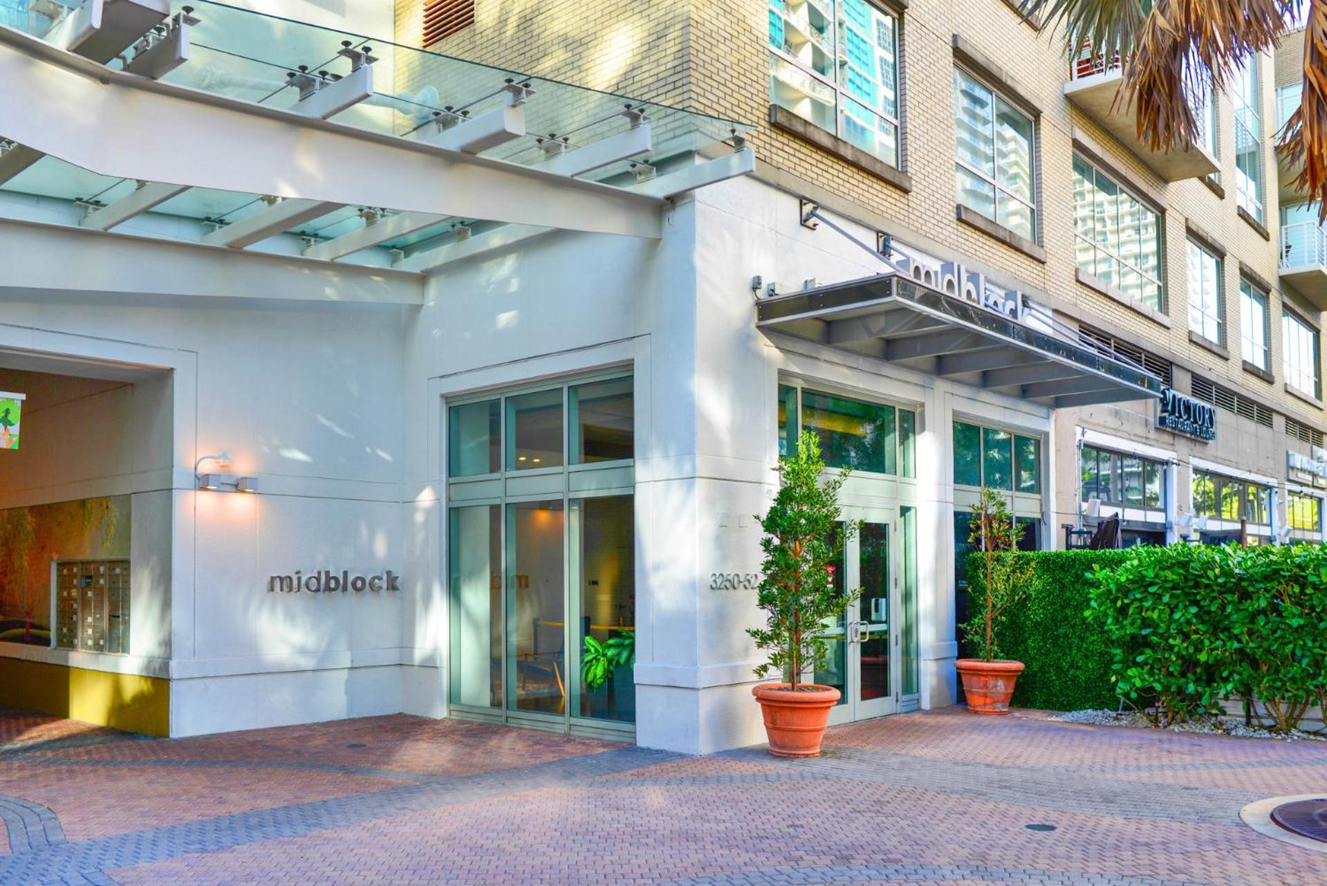 Midblock - Views, Pool & Balcony! * Miami