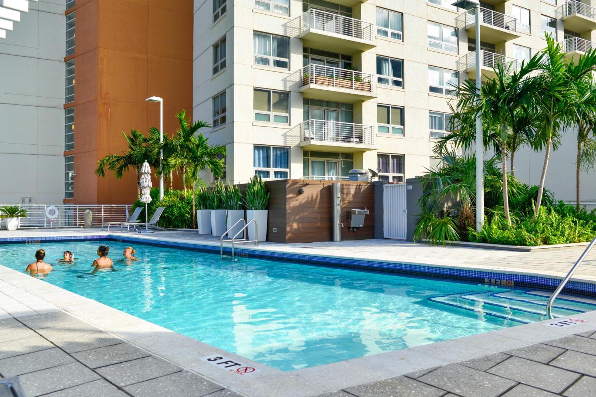 Apartamento Midblock - Views, Pool & Balcony! *