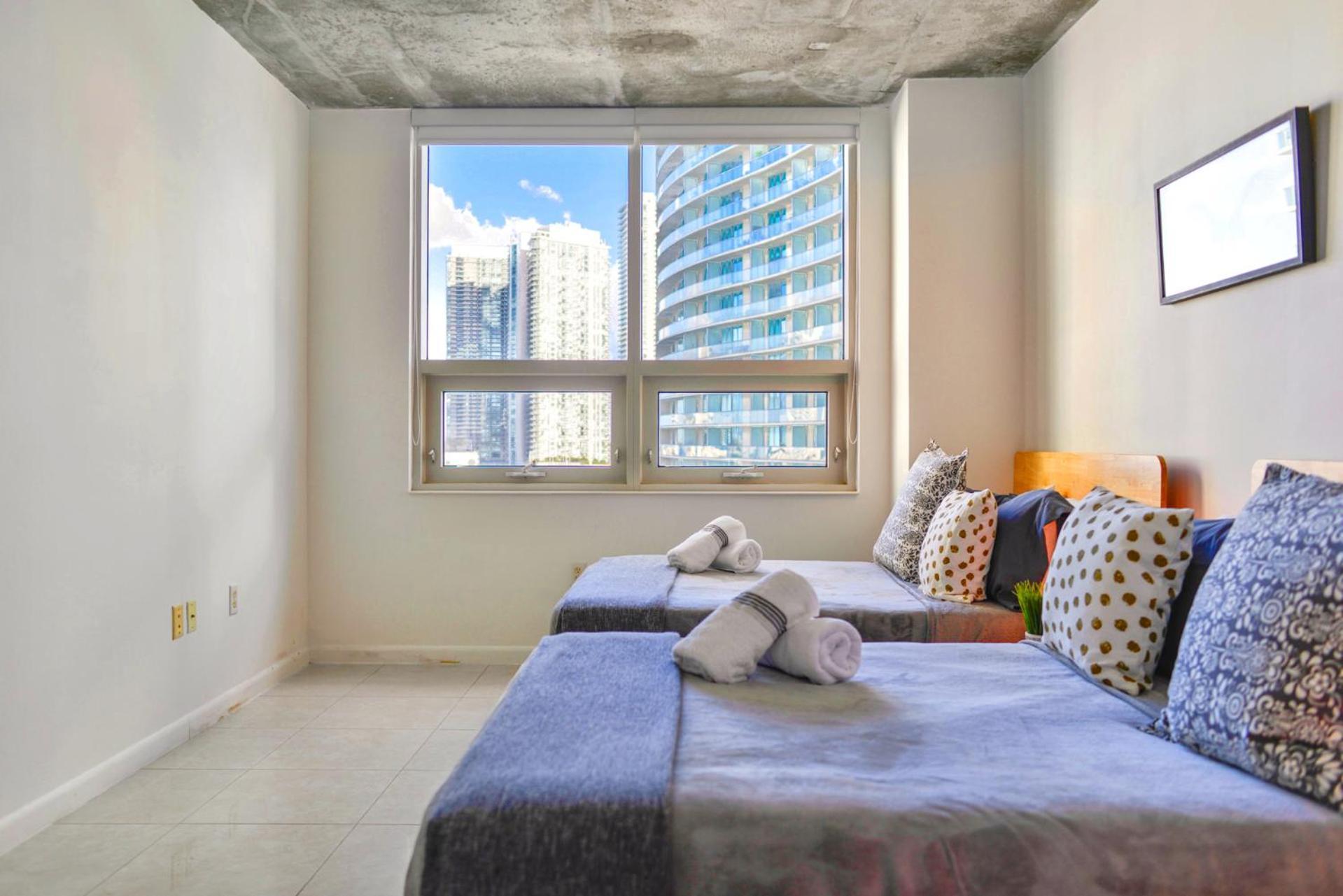 Midblock - Views, Pool & Balcony! Miami
