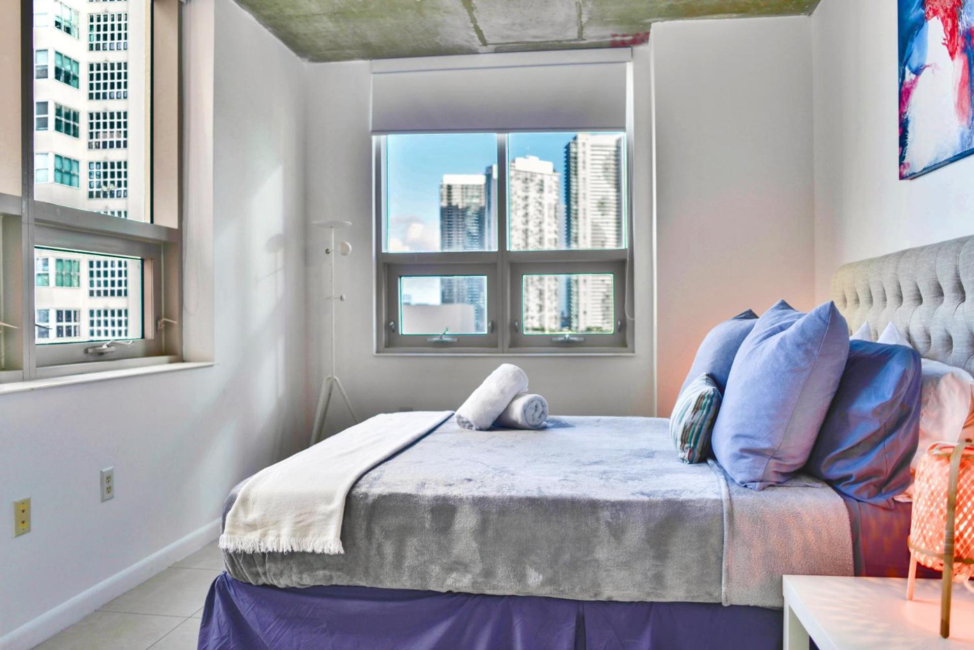 Apartamento Midblock - Views, Pool & Balcony!