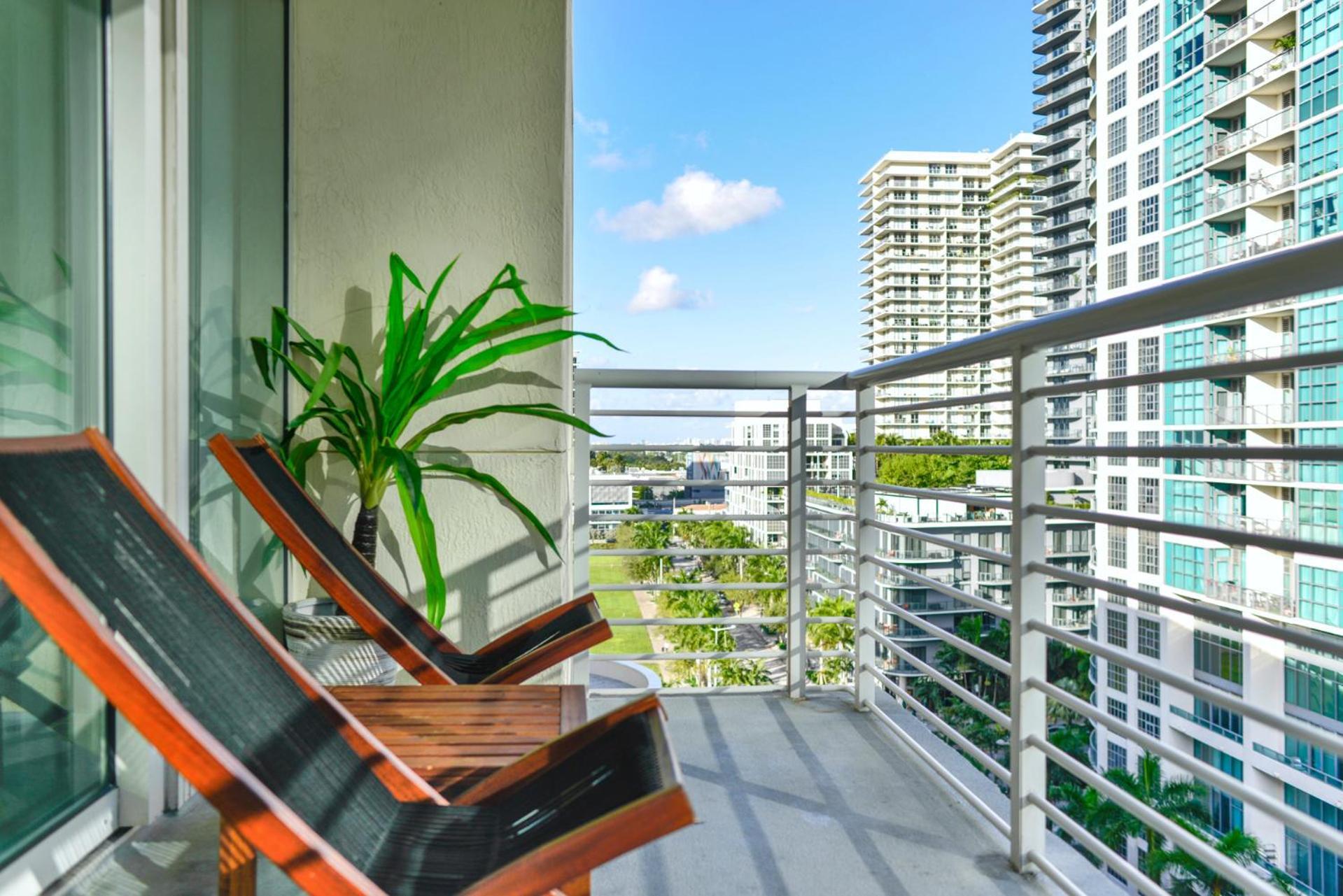Midblock - Views, Pool & Balcony! Apartamento *