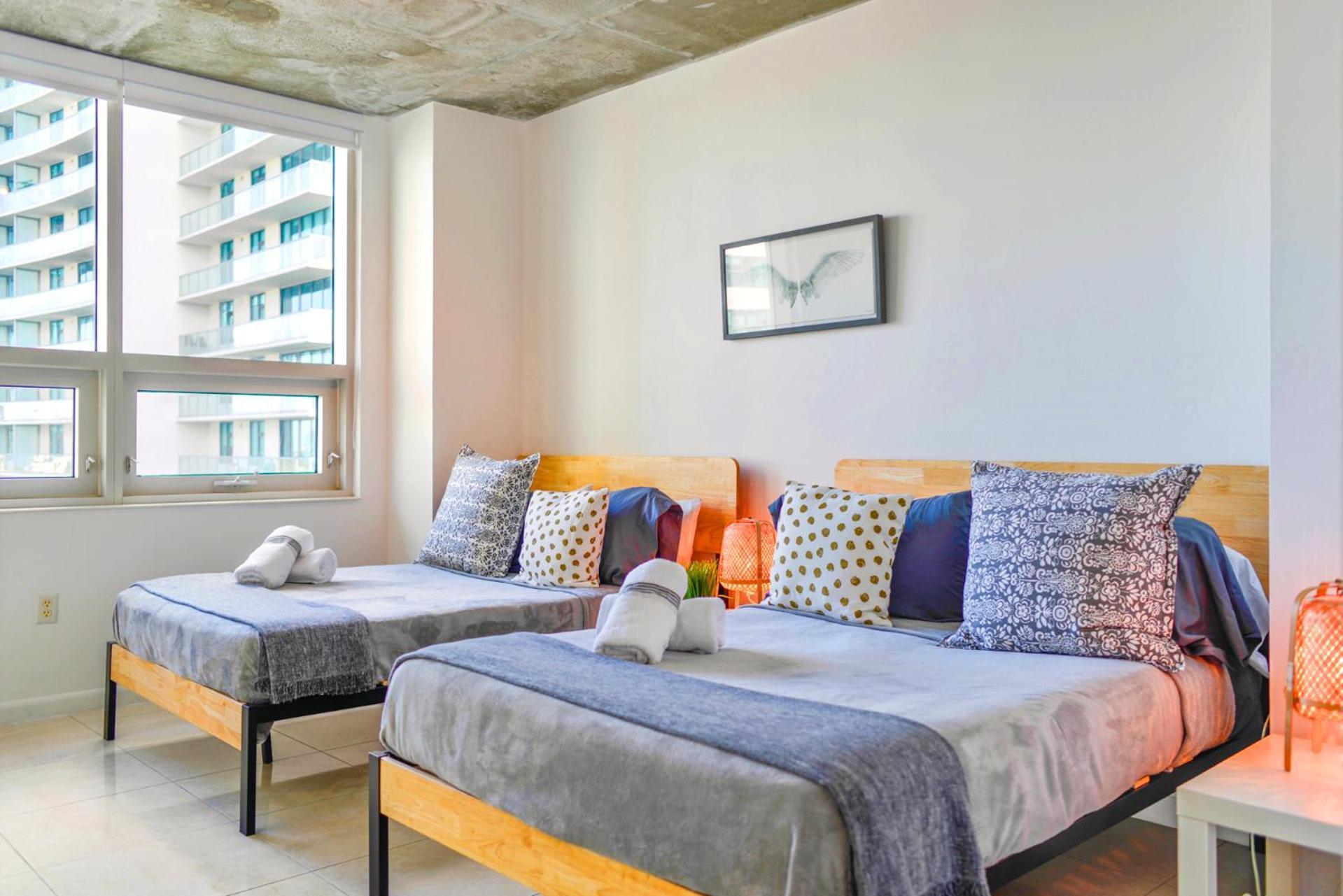 Midblock - Views, Pool & Balcony! * Miami