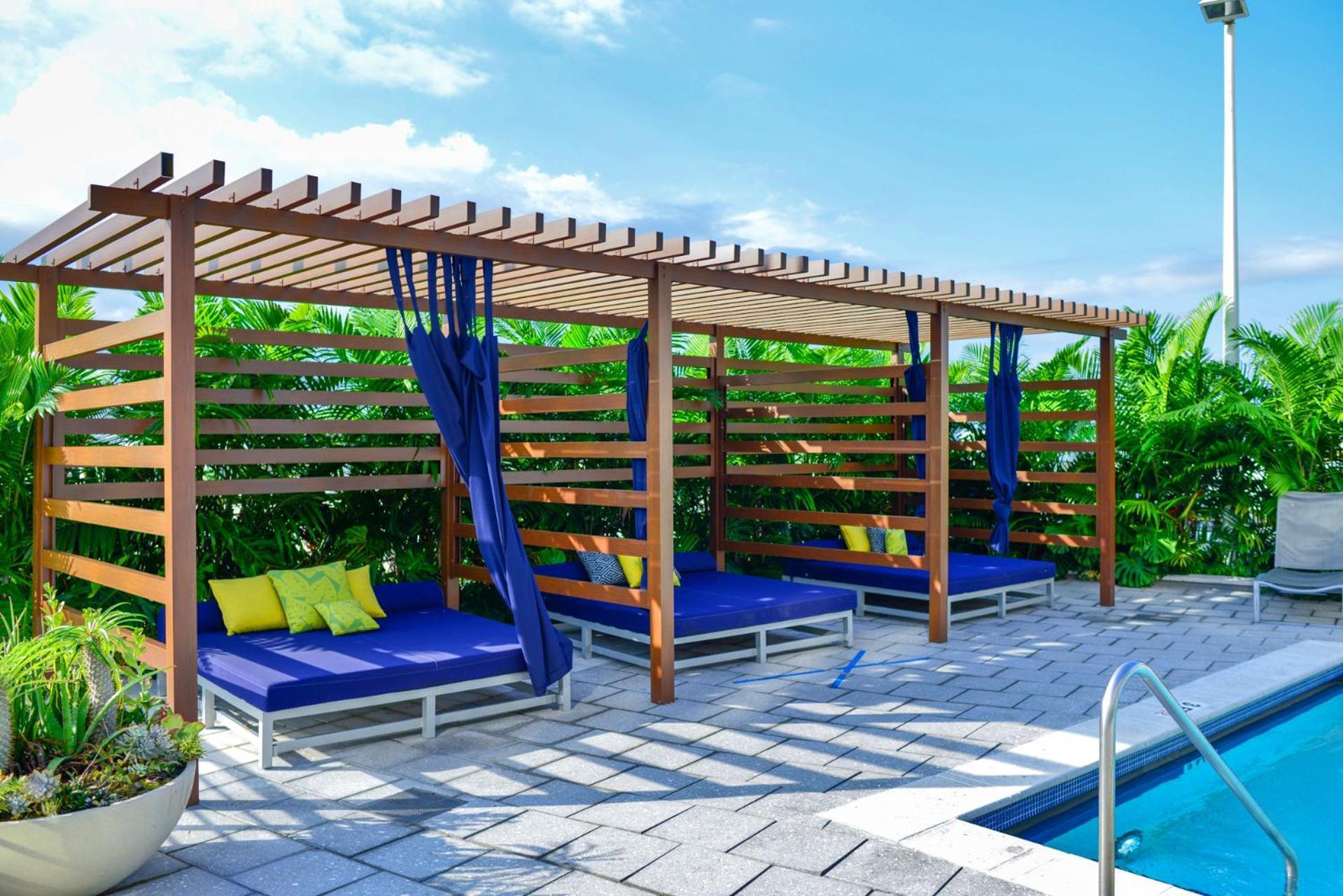 Apartamento Midblock - Views, Pool & Balcony! *