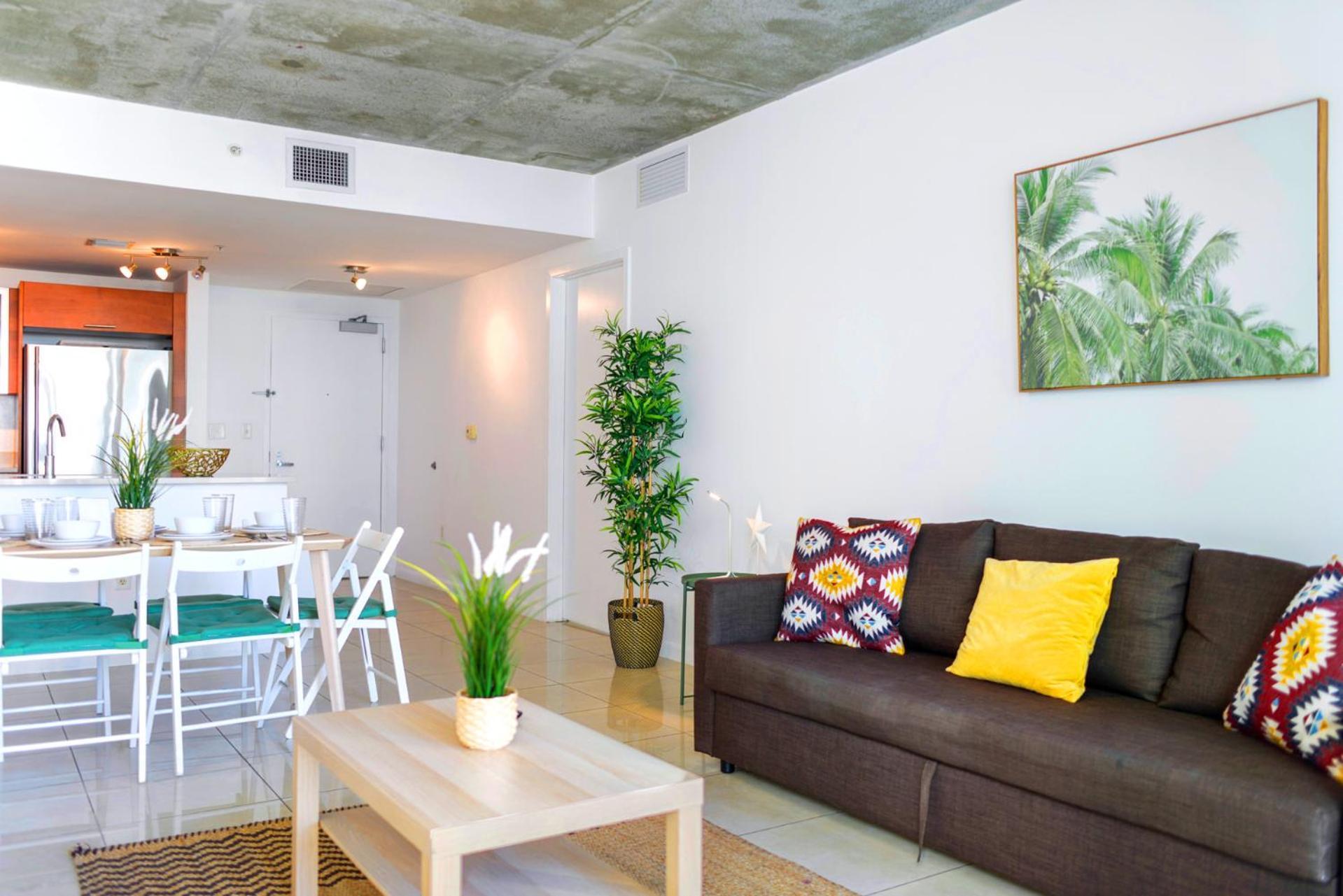 Midblock - Views, Pool & Balcony! Apartamento Miami